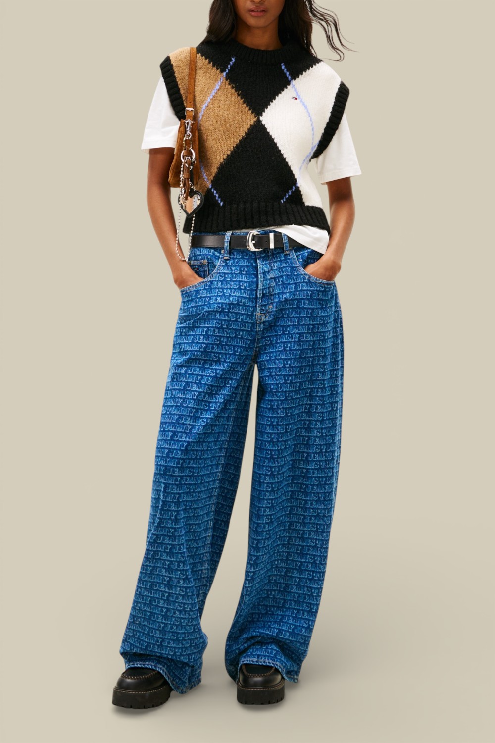 תמונת כל הלוק של ג'ינס בגזרה משוחררת